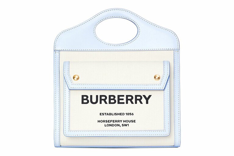 ミニ ツートン キャンバス＆レザー ポケットバッグ ペールブルー〈H26.5×W23×D6.5cm〉135,000円(予定価格)／バーバリー(バーバリー・ジャパン)