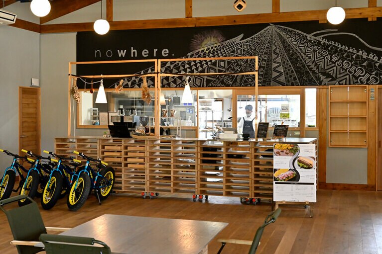 電動アシスト付きマウンテンバイクやファットバイクがずらり。ツアー用の登山靴などのレンタルも可能。