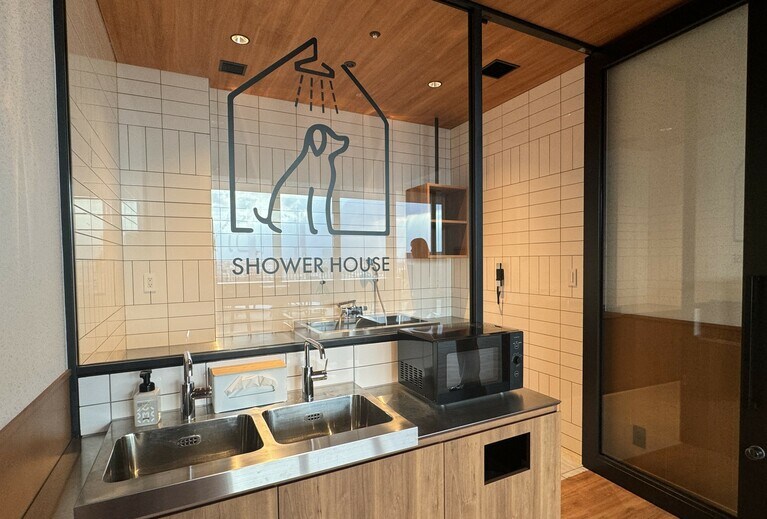 清潔感のあるシャワールーム。シャンプーの貸し出しも可能。