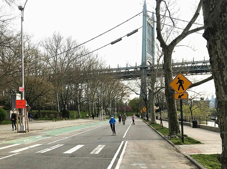 マスクをつけてソーシャルディスタンシングを守りながら広い公園で遊ぶ子どもたち。©Eri Kurobe