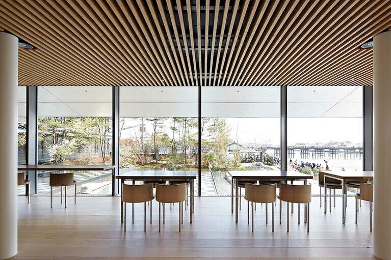 ミュージアムカフェ「パンとエスプレッソと福田美術館」からは、嵐山のシンボルである渡月橋を一望できる。