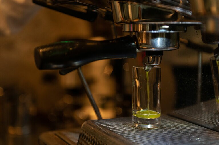 コーヒーと同じようにミルで挽いて煎れる煎茶エスプレッソ。バニラアイスに煎茶エスプレッソをかけるアフォガードなどスイーツもあり。