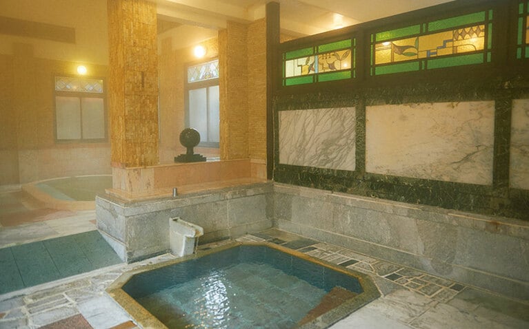 大理石が印象的なクラシックな内風呂（現在、一部改修）。