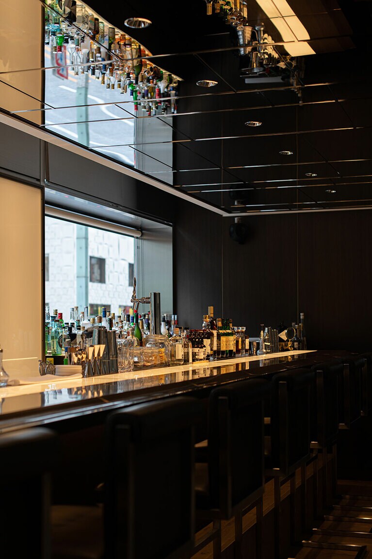 2Fはより大人の空間が広がるバーカウンター。