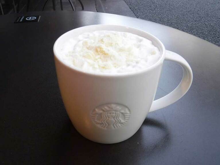 ホワイトチョコレートwithラテ Short 450円、Tall 490円、Grande 530円。写真はShortサイズ。