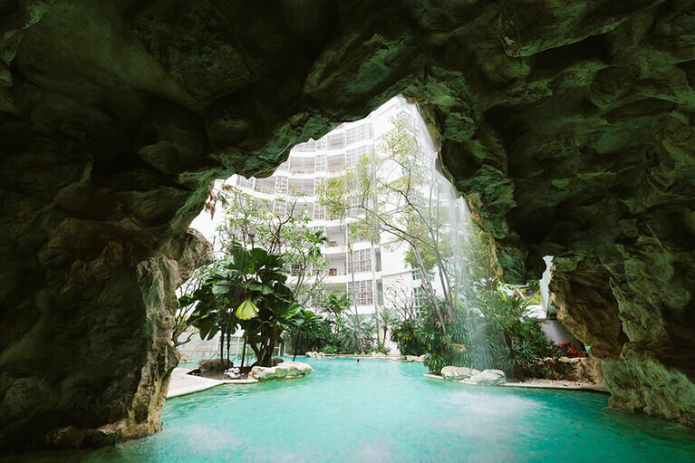 屋外プールには、まるで洞窟のような演出も。子供のころの冒険心が蘇りそう。