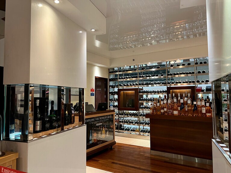 ファーストクラスラウンジ内にある免税店。高級シャンパンや高級ワインが所狭しと並んでいる。