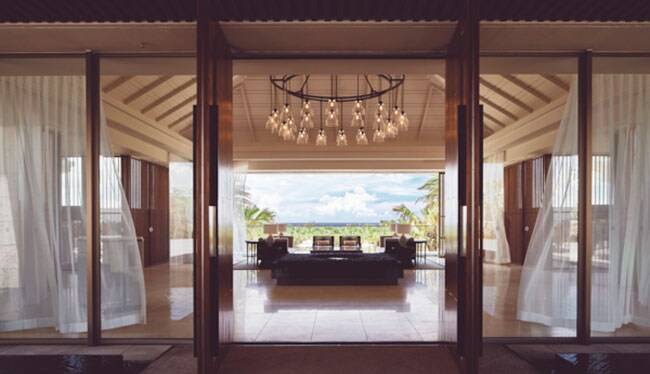 風が抜けて心地よいベイウィングのエントランス。