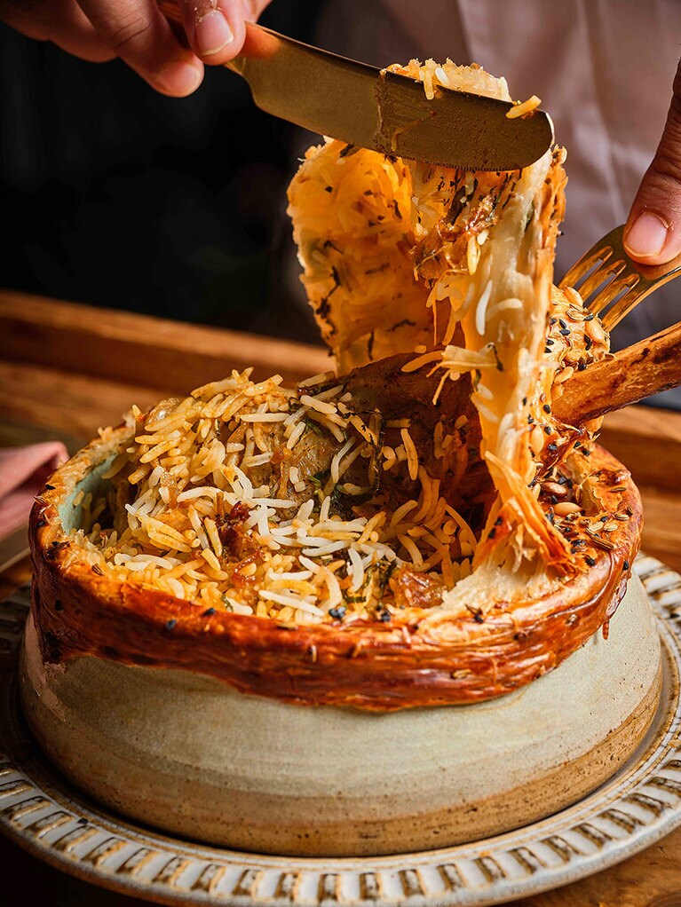 ラムのビリヤニ（インド風炊き込みご飯）。パイ生地をめくると、なかには香ばしいビリヤニが（チャート）。