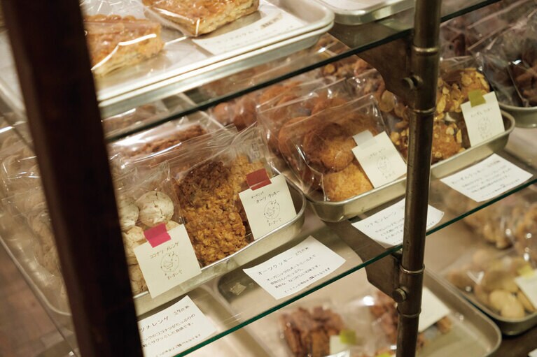 ガラスケースに並ぶ、まぃまぃ堂の手作りクッキー。