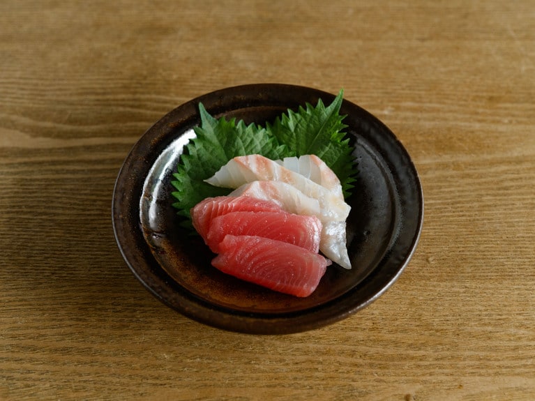 平山元康さんの飴釉丸皿。個人的に大好きな一枚。