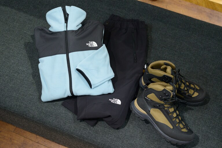 左：ザ・ノース・フェイス「マウンテンバーサマイクロジャケット」￥14,850　中央：ザ・ノース・フェイス「アルパインライトパンツ」￥18,700　右：ザ・ノース・フェイス「クレストンミッドネオフューチャーライト」￥28,930