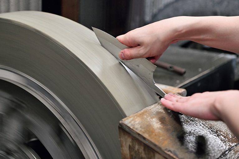 4種類の回転式砥石を使い、緻密な手作業で研ぎ上げる。