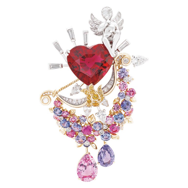 「スクレ デ ザムルー」クリップ：ハートの上のキューピッドが指を口に当てるジェスチャーで、こっそり秘密を教えてくれる、ロマンティックなクリップ（WG×RG×YG×DIA×サファイア×ハートシェイプルベライト12.04ct）。