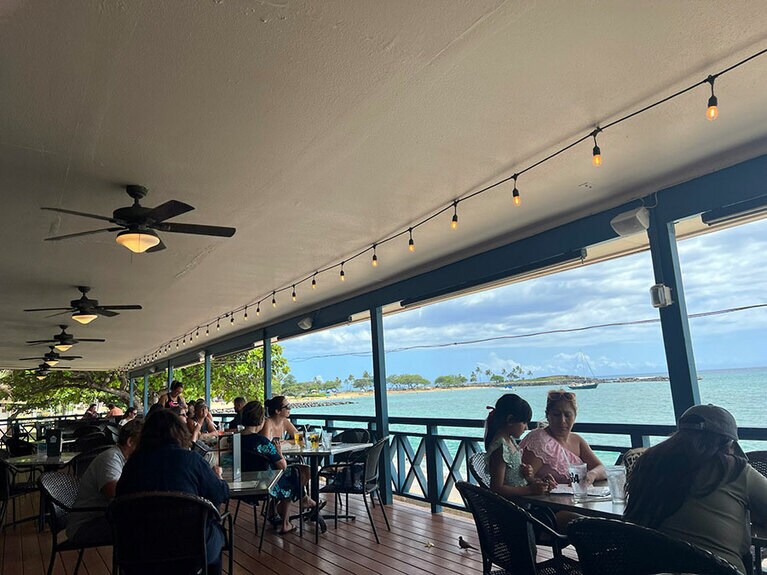 コーディネーターMaikoさんのおすすめの海沿いのカフェ「ザ・ビーチハウスby604」にもちょっと寄り道。