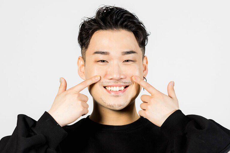 「口角挙筋」を巻き上げて笑顔を作る