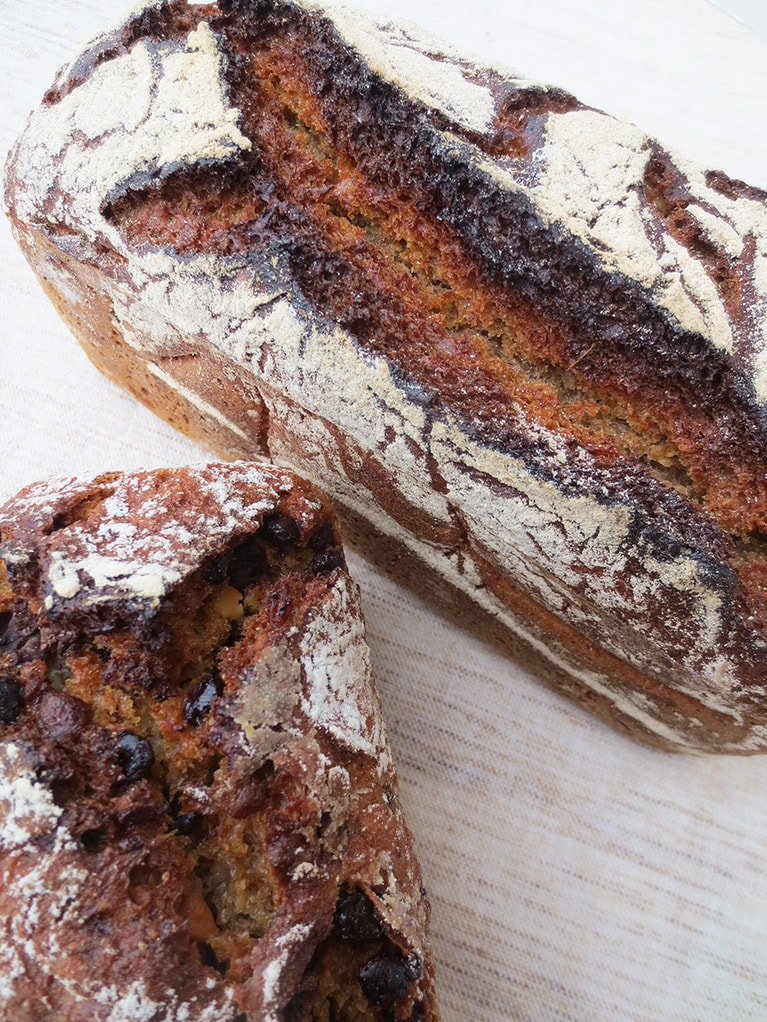 「ロッゲンミッシュブロート」1本 810円、「ロッゲンショコラーデン」1本 880円。