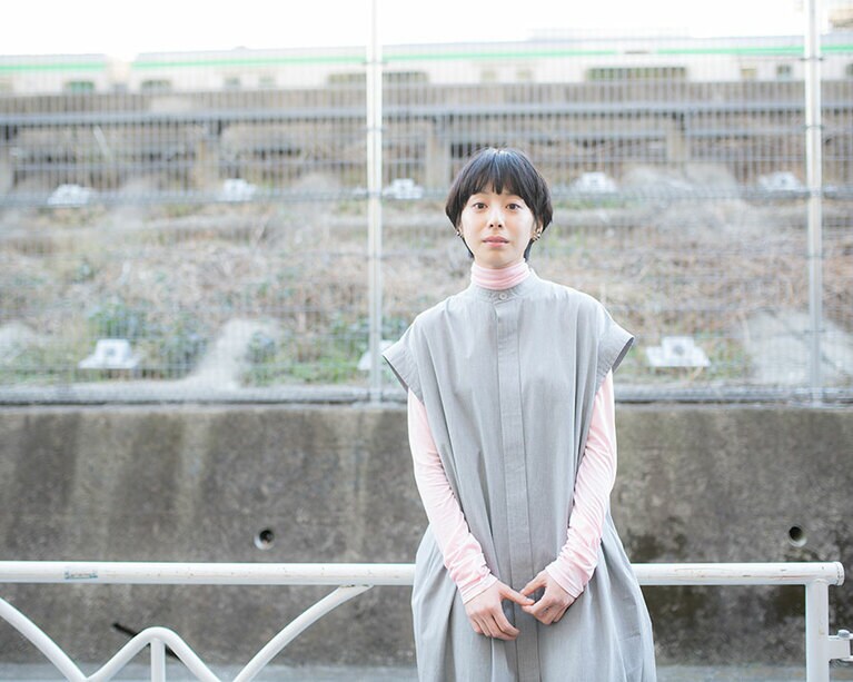 生まれつきのろう者の桃野奈々を演じる夏帆。©文藝春秋