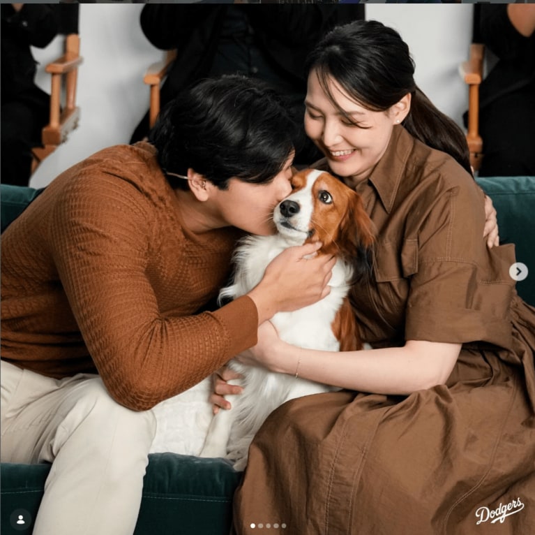 2025年11月、MVP獲得発表時の大谷夫妻。ブラウンの“デコピンカラー”で合わせたコーディネートで（ドジャーズ公式インスタグラムより）