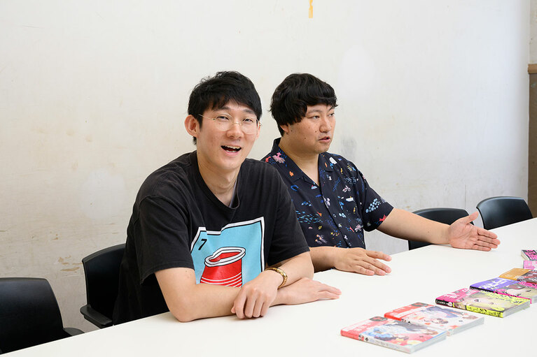 インタビューに答えてくれた、ロングコートダディのおふたり。