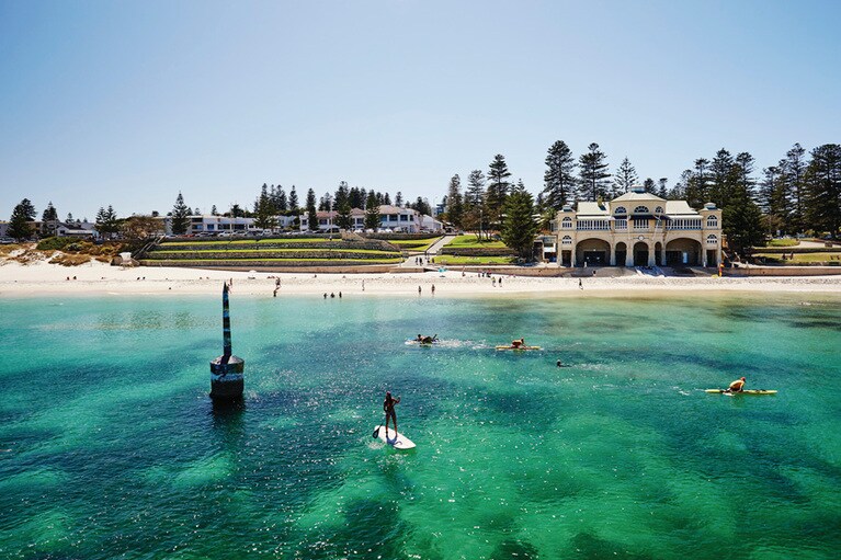 コテスロー・ビーチへは、パース駅から電車で15～20分のコテスロー駅下車、徒歩約10分。Photo：Tourism Western Australia