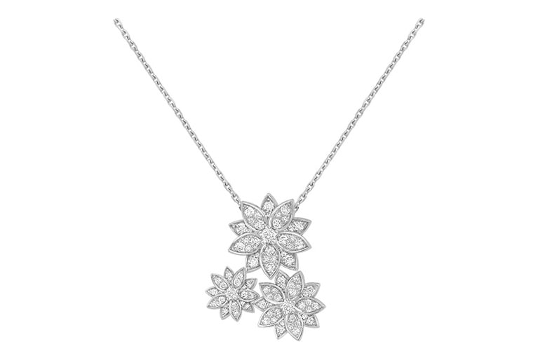 【ヴァン クリーフ＆アーペル】「ロータス ペンダント、3フラワー」ホワイトゴールド、ダイヤモンド 2,059,200円
