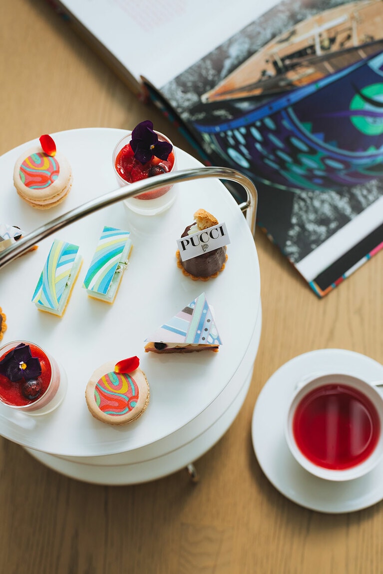 「PUCCI」を象徴する鮮やかな色彩や柄などのグラフィックと、「EDITION」のクリエイティビティが織りなすコラボレーションアフタヌーンティー。