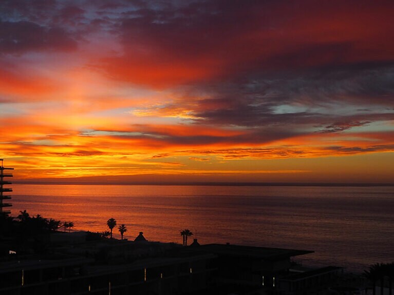 空と海を切り裂くように、太陽が水平線から顔を出す。