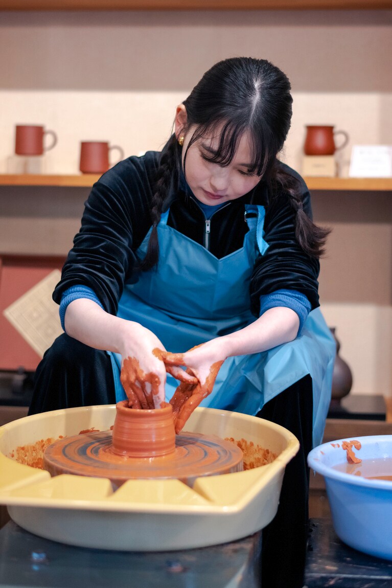 無名異焼は時計回りのろくろ。左手をしっかりと意識をしてろくろを回す。