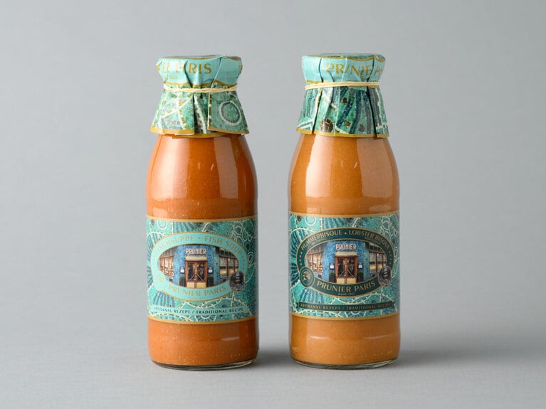 左から、フィッシュスープ3,132円（480g）、オマールビスク3,240円（480g）。