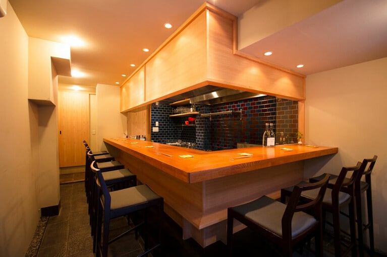 名前の通り、歌舞伎座タワーの真裏に位置する「歌舞伎座裏まさし」。Photo：Tadashi Shirasawa