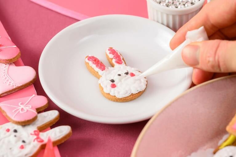 ゲスト自身が作りあげる、うさぎのペインティングクッキー。