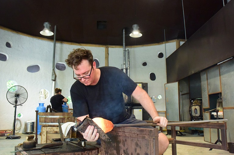 ワインボトルやミネラルウォーターのボトルを再生する工房がリゾート内に。