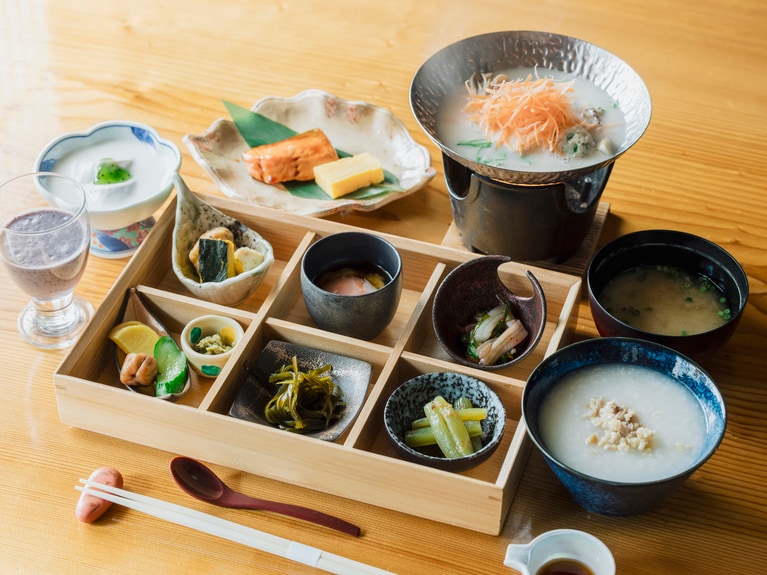 品数いっぱいの夏のある日の朝食。