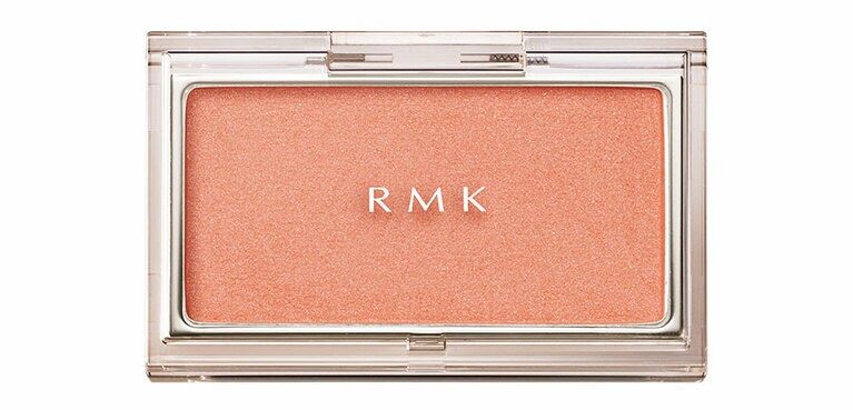 上品なツヤを含んだコーラルベージュ。RMK ピュア コンプレクション ブラッシュ 10　3,630円。