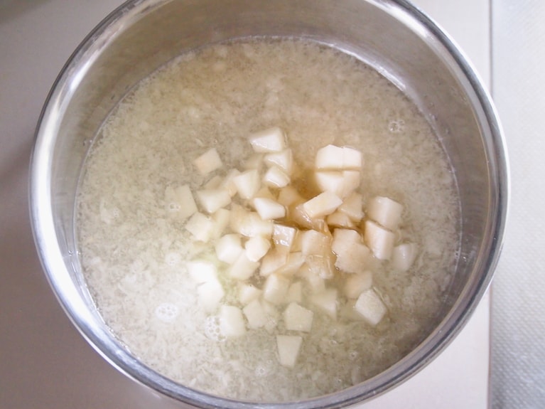 鍋に（1）の梨を入れ、加熱する。温まったら、ふやかしたゼラチンを入れて溶かす。