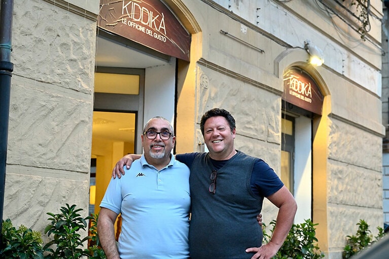 マリオさん（右）とアルトゥーロさんは銀行マン時代の同期。