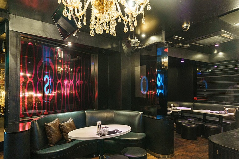 シックなムードながらも程よい広さの店内は、居心地がいい。