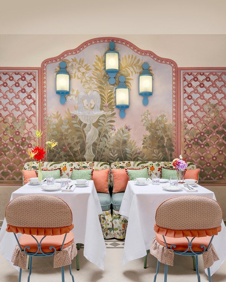 レストランの別室の壁画はソフィー・ペガ氏によるもの。