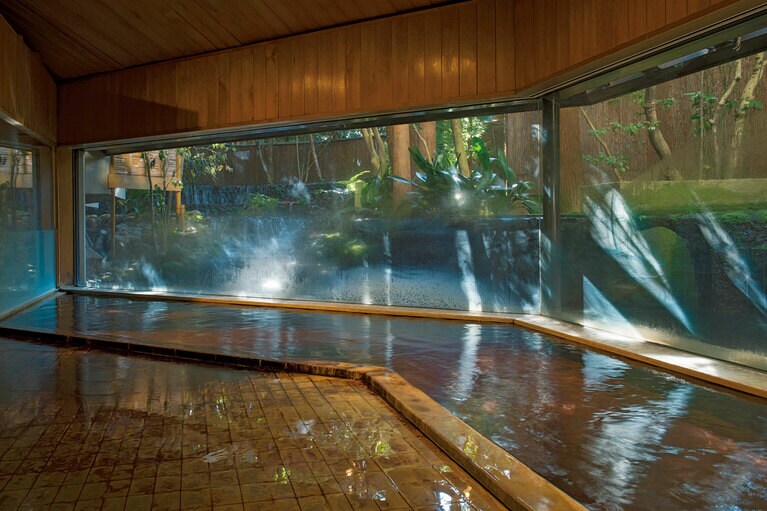 男女別大浴場の「滝の湯」。宿泊者のみ利用できる。