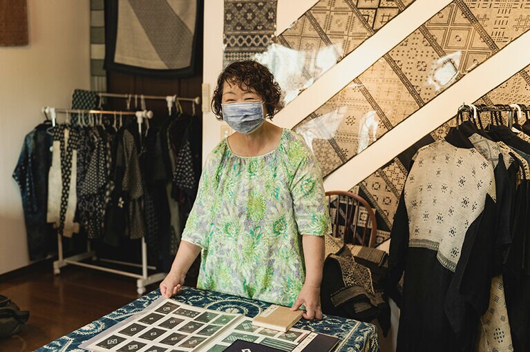 こぎん刺しの第一人者佐藤陽子さん。こぎん刺しの歴史と刺し方を丁寧に教えてくれるので初心者でも安心。