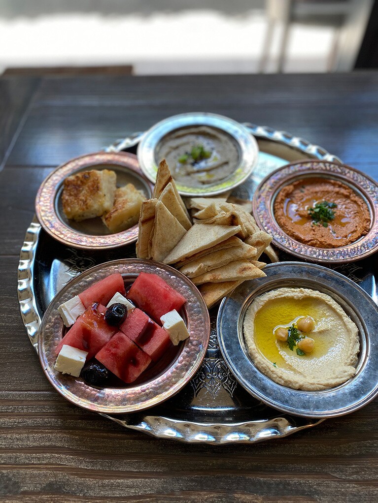 初訪問だったらフムス、ババガヌーシュなどをつまめるサンプラーがおすすめ。Meze Platter 28ドル。