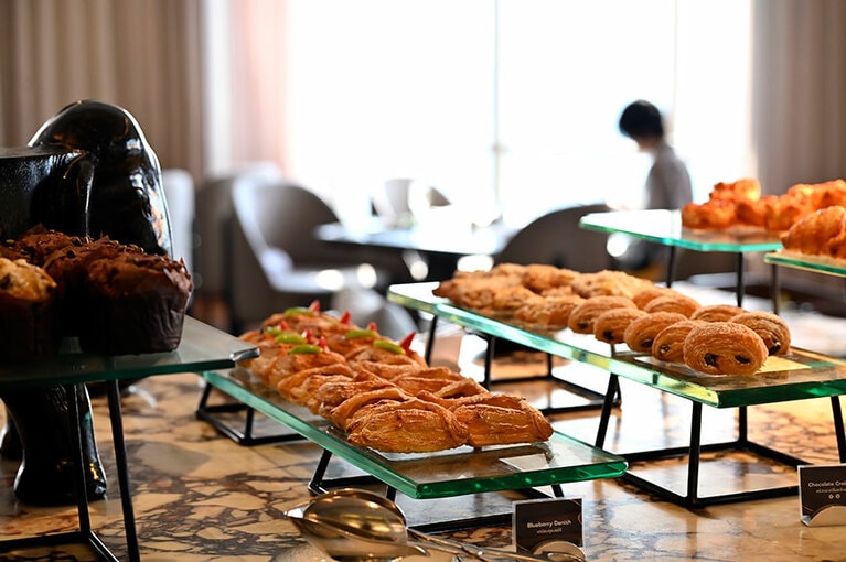 クラブラウンジの朝食の焼きたてパンが美味しい。