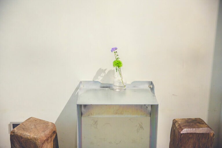 金属と木のニュアンスが同居する店内。