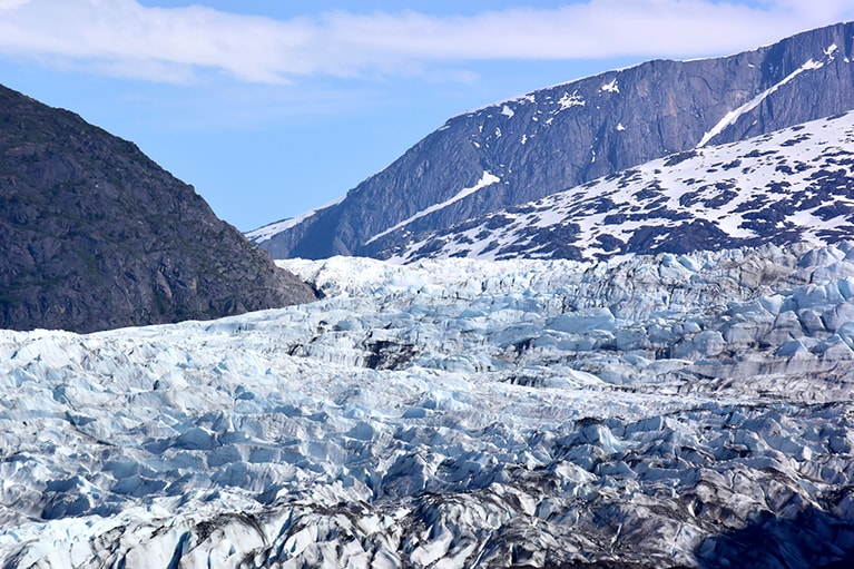 市街地から近いジュノー郊外のメンデンホール氷河。大迫力！