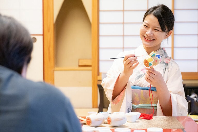 伝統工芸士の伊原実穂さん。伝統文化のエッセンスを楽しくレクチャーしてくれる。