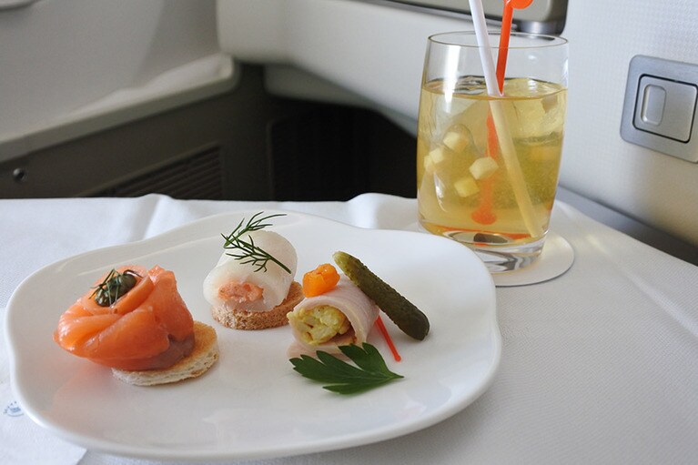 前菜と一緒に、ウィスキーベースのオリジナルカクテル「愛しのフエ」をオーダー。