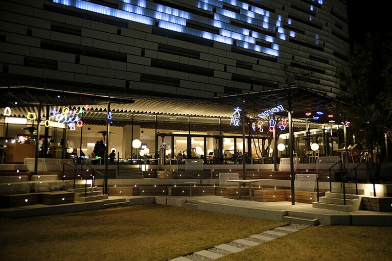 「なにわネオンアート」で彩られたテラスデッキ。ビリケンやくいだおれ人形、トラ、フグ、タコなどをデザインしたアートがおもしろい。