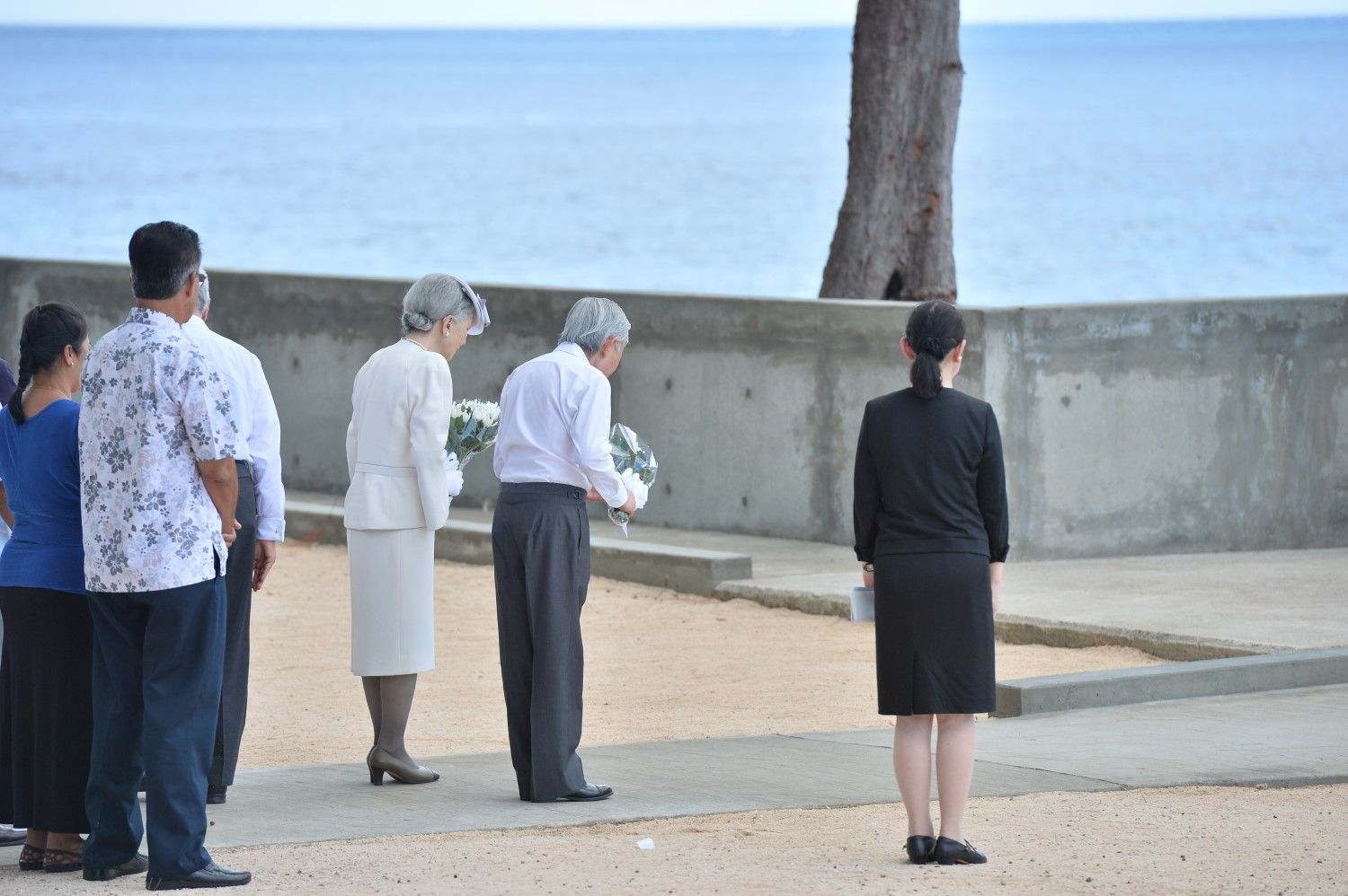 パラオ・ペリリュー島を訪問され、西太平洋戦没者の碑にご供花された。©JMPA