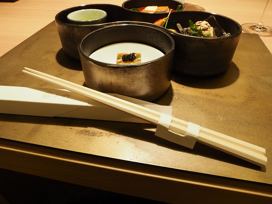 夕食で出される箱根ヒノキの間伐材の箸。持ち帰って繰り返し利用できる。